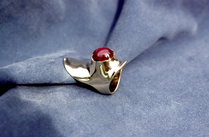 Toza, ring with dark red stone